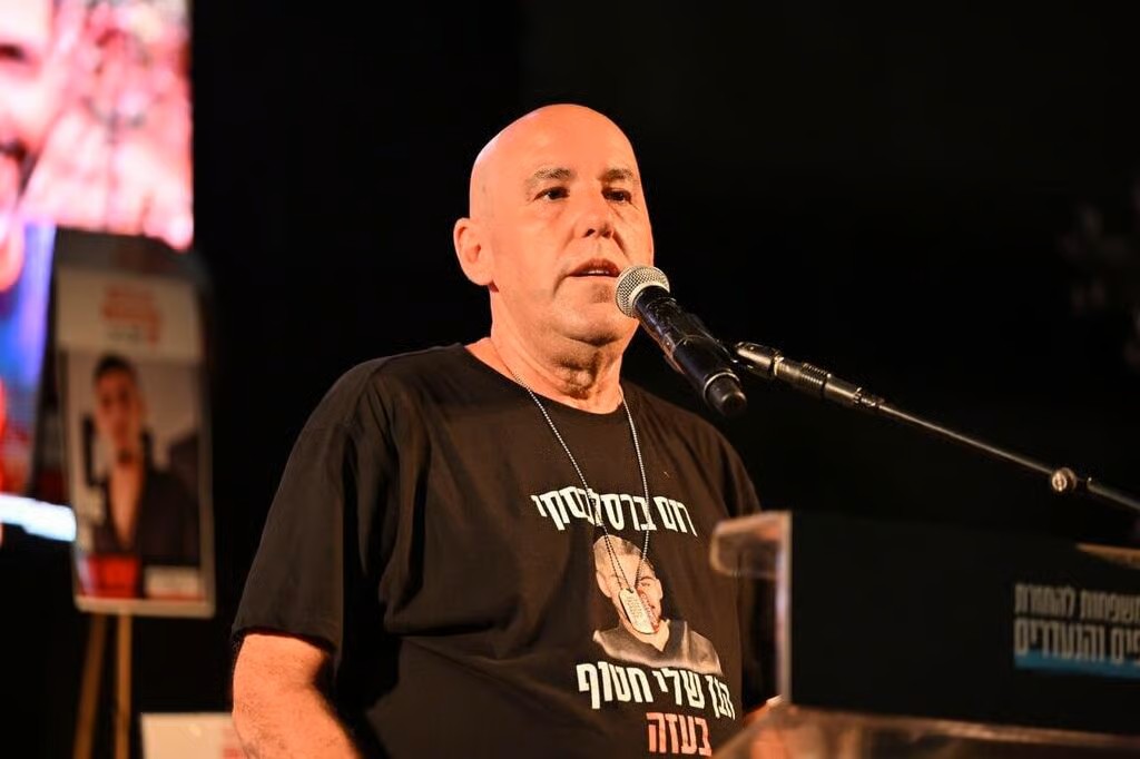 אופיר ברסלבסקי, אביו של רום ברסלבסקי שעודנו חטוף בעזה, על במת העצרת (צילום: פאולינה פטימר) אופיר ברסלבסקי, אביו של רום ברסלבסקי שעודנו חטוף בעזה, על במת העצרת (צילום: פאולינה פטימר)