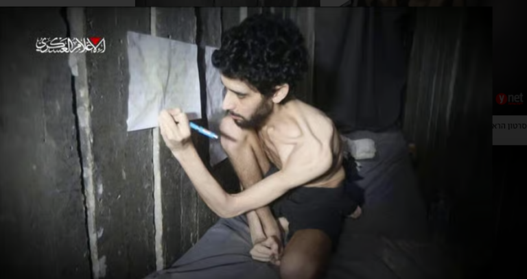 התיעוד הקשה של החטוף אביתר דוד שפורסם על ידי ארגון הטרור חמאס (צילום מסך)