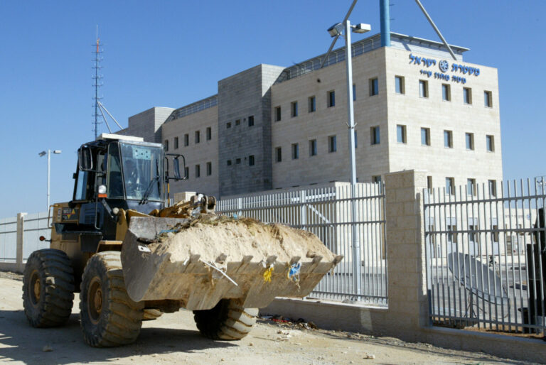 פועלים פלסטינים מפעילים שופל מול תחנת משטרת ש"י באתר הבנייה בכביש באזור E1 במעלה אדומים. 5 בדצמבר 2007 (צילום ארכיון: אוליביה פיטוסי/פלאש 90)