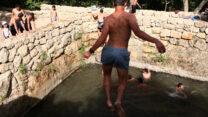 נערים במעיין בשמורת הסטף ביום שרבי (צילום: יוסי זמיר/פלאש90)
