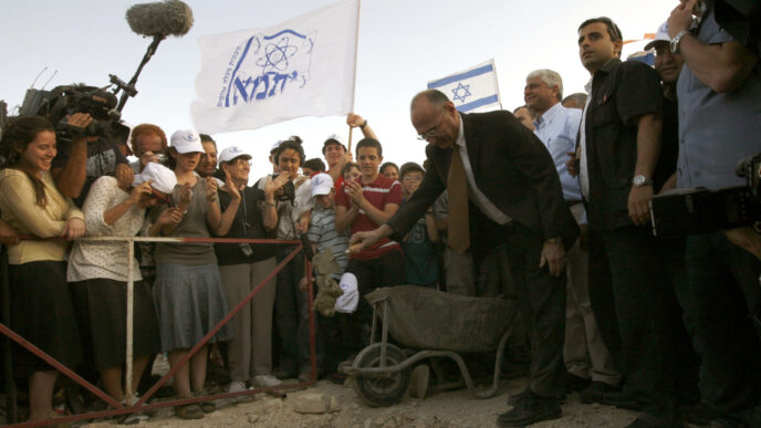עוזי לנדאו בטקס הנחת אבן פינה בשטח E1 שבין ירושלים למעלה אדומים, 7 בספטמבר 2009 (צילום: מרים אלסטר/ פלאש 90)