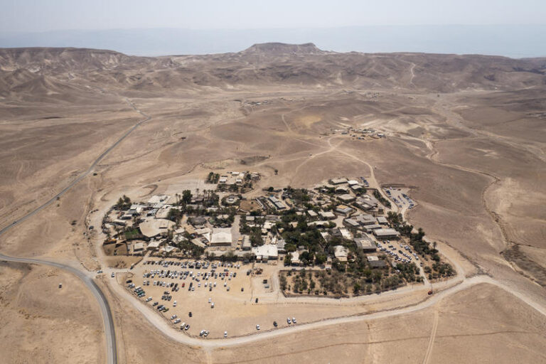 המתחם התיירותי בכפר הנוקדים. הציעו להעביר את תושבי הכפרים לכפר חדש סמוך לשם, אך סורבו על ידי רשות הבדואים (צילום: מתניה טאוסיג/פלאש90)
