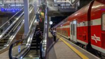 נוסעים בתחנת הרכבת לוד (צילום ארכיון: יוסי אלוני/ פלאש 90)