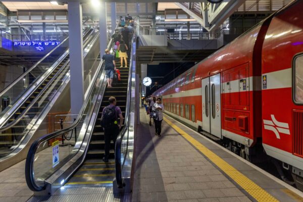 נוסעים בתחנת הרכבת לוד (צילום ארכיון: יוסי אלוני/ פלאש 90)