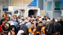תורים למעבר במחסום קלנדיה (צילום ארכיון: פלאש90)