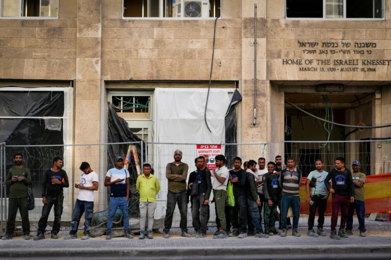 עובדי בנייה זרים ליד אתר הבנייה של מוזיאון הכנסת המוקם במשכן הכנסת הישן בירושלים, 2024 (צילום: נתי שוחט/פלאש90)