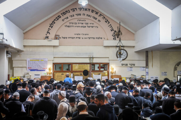 מתפללים בקבר רבי נחמן מברסלב באומן, לקראת ראש השנה תשפ"ה (צילום: חיים גולדברג/ פלאש 90)
