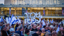 מפגינים למען שחרור החטופים קוראים להשבתת המדינה (צילום: אבשלום ששוני/ פלאש90)
