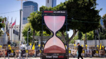 מיצב שעון חול ענק בכיכר החטופים. "הזמן פועל לטובת חמאס, ולרעת החטופים" (צילום: מרים אלסטר/פלאש90)