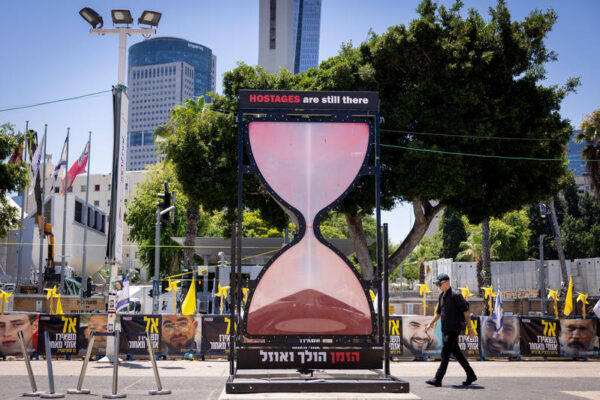 מיצב שעון חול ענק בכיכר החטופים. "הזמן פועל לטובת חמאס, ולרעת החטופים" (צילום: מרים אלסטר/פלאש90)