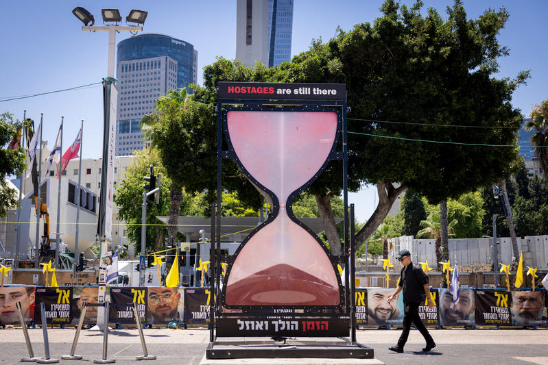 מיצב שעון חול ענק בכיכר החטופים. "הזמן פועל לטובת חמאס, ולרעת החטופים" (צילום: מרים אלסטר/פלאש90) מיצב שעון חול ענק בכיכר החטופים. "הזמן פועל לטובת חמאס, ולרעת החטופים" (צילום: מרים אלסטר/פלאש90)