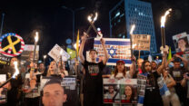 משפחות חטופים מפגינות מול לשכת ראש הממשלה בירושלים (צילום: יונתן זינדל/ פלאש90)