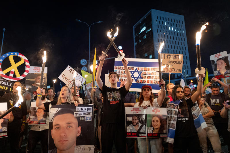משפחות חטופים מפגינות מול לשכת ראש הממשלה בירושלים (צילום: יונתן זינדל/ פלאש90) משפחות חטופים מפגינות מול לשכת ראש הממשלה בירושלים (צילום: יונתן זינדל/ פלאש90)