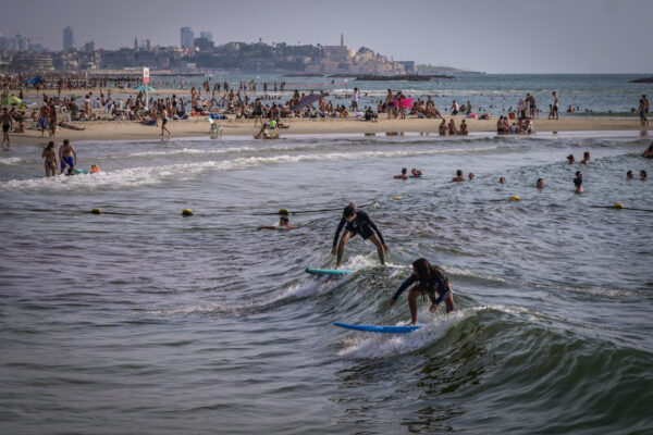 חוף הים בתל אביב - אוגוסט 2025 (צילום: אבשלום ששוני/פלאש90)