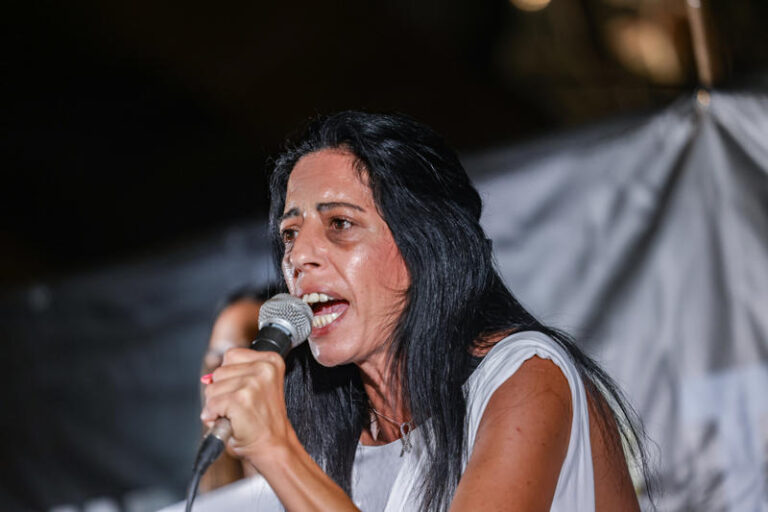 עינב צנגאוקר במחאה ליד הקריה (צילום: מרים אלסטר/פלאש90)