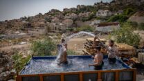 רוחצים בבריכה מאולתרת בביתר עילית (צילום: חיים גולדברג/פלאש90)