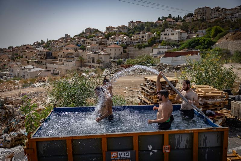 רוחצים בבריכה מאולתרת בביתר עילית (צילום: חיים גולדברג/פלאש90)