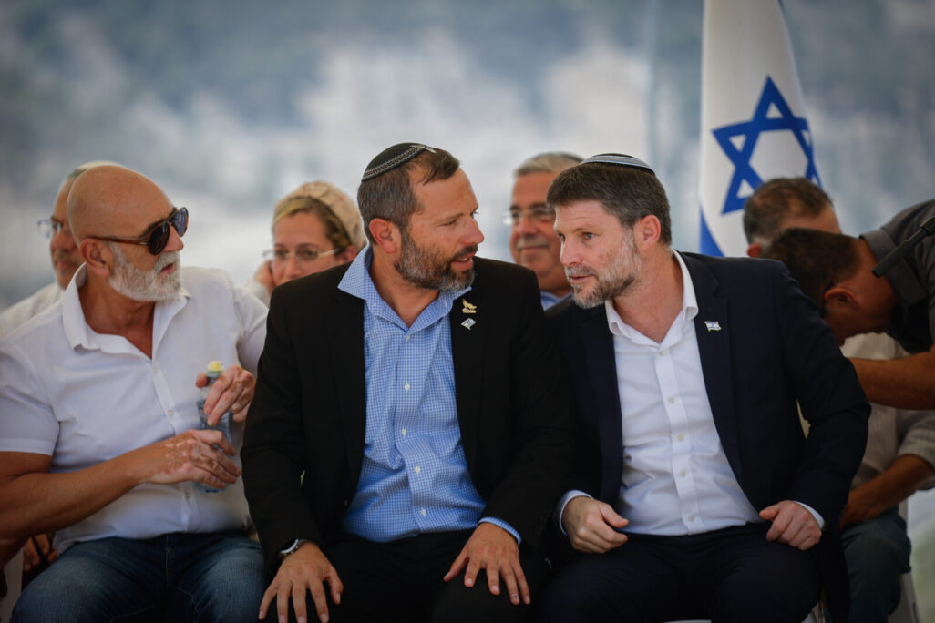 שר האוצר בצלאל סמוטריץ' וראש מועצת יש"ע ישראל גנץ במסיבת עיתונאים על אישור יותר מ־3,000 יחידות דיור בשטח E1, אוגוסט 2025 (צילום: יונתן זינדל/ פלאש 90) שר האוצר בצלאל סמוטריץ' וראש מועצת יש"ע ישראל גנץ במסיבת עיתונאים על אישור יותר מ־3,000 יחידות דיור בשטח E1, אוגוסט 2025 (צילום: יונתן זינדל/ פלאש 90)