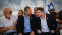 שר האוצר בצלאל סמוטריץ' וראש מועצת יש"ע ישראל גנץ במסיבת עיתונאים על אישור יותר מ־3,000 יחידות דיור בשטח E1, אוגוסט 2025 (צילום: יונתן זינדל/ פלאש 90)