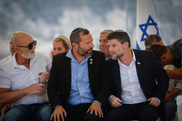 שר האוצר בצלאל סמוטריץ' וראש מועצת יש"ע ישראל גנץ במסיבת עיתונאים על אישור יותר מ־3,000 יחידות דיור בשטח E1, אוגוסט 2025 (צילום: יונתן זינדל/ פלאש 90)