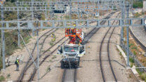 עובדים בניסיון לתיקון התקלה ברכבת בתל אביב, 15 באוגוסט 2025 (צילום: אבשלום ששוני/פלאש90)