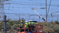 עובדים מתקנים את פסי הרכבת בעקבות התקלה שגרמה לשיבושים נרחבים (צילום: אבשלום ששוני/פלאש90)