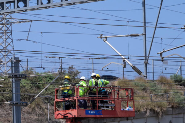 עובדים מתקנים את פסי הרכבת בעקבות התקלה שגרמה לשיבושים נרחבים (צילום: אבשלום ששוני/פלאש90)