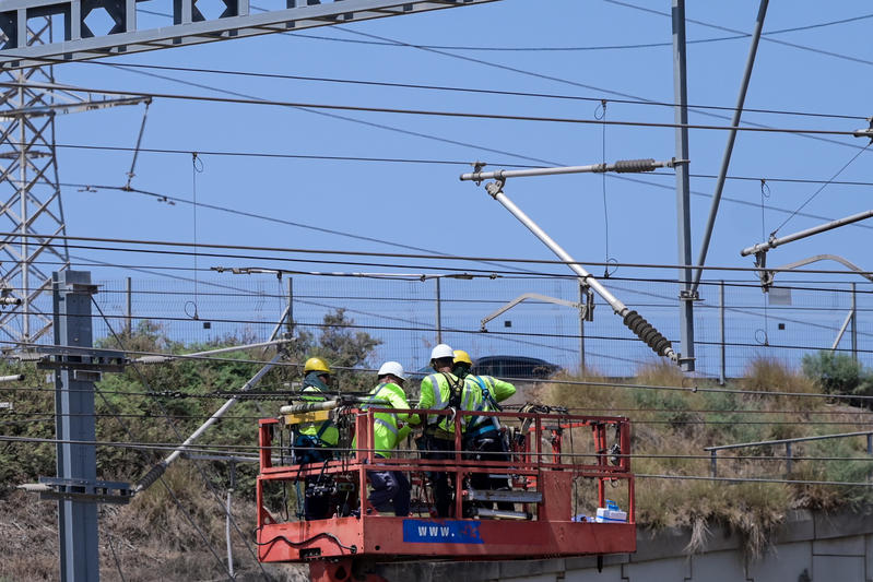 עובדים מתקנים את פסי הרכבת בעקבות התקלה שגרמה לשיבושים נרחבים (צילום: אבשלום ששוני/פלאש90) עובדים מתקנים את פסי הרכבת בעקבות התקלה שגרמה לשיבושים נרחבים (צילום: אבשלום ששוני/פלאש90)