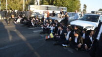 מפגינים חרדים חוסמים כביש במחאה על חוק הגיוס (צילום: גיל יערי/ פלאש90)