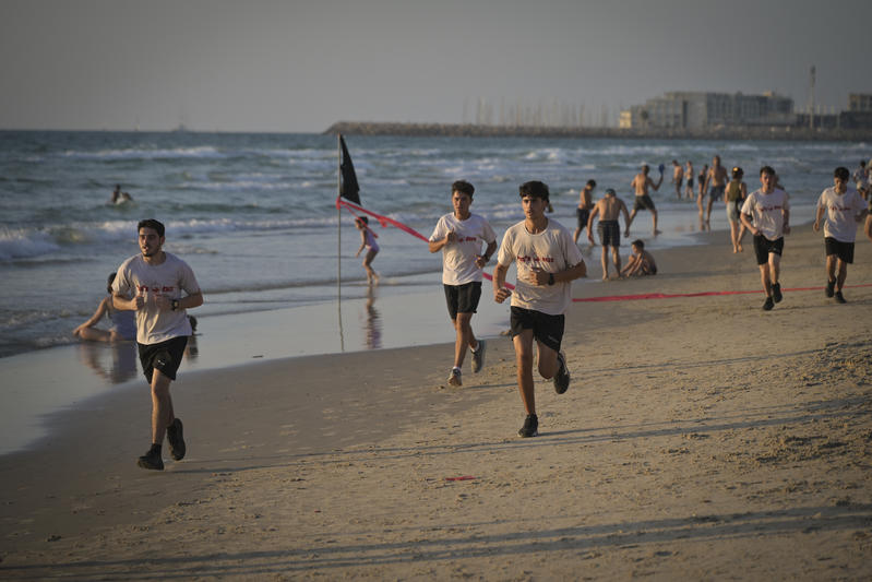 רצים בחוף הים בתל אביב (צילום: מיכאל גלעדי/פלאש90)
