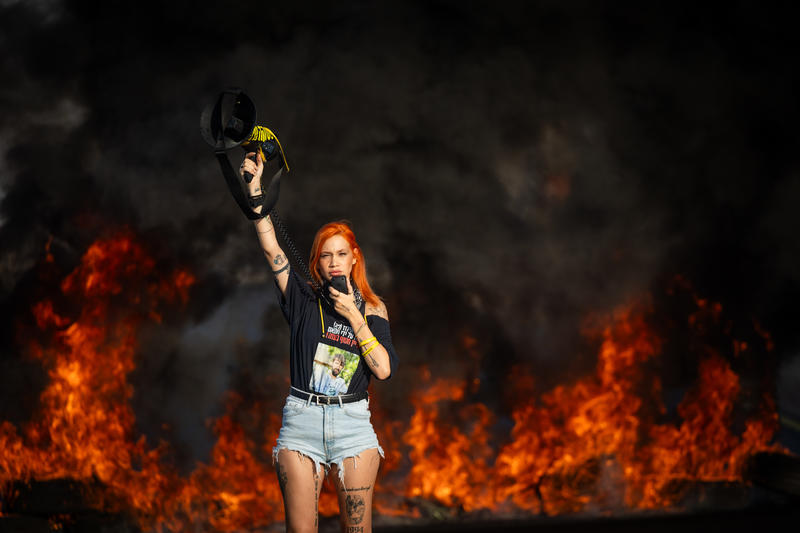 מפגינה להשבת החטופים בחסימת כביש והבערת מדורה, סמוך ללוד (צילום: יונתן זינדל / פלאש 90) מפגינה להשבת החטופים בחסימת כביש והבערת מדורה, סמוך ללוד (צילום: יונתן זינדל / פלאש 90)