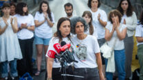 ויקי כהן (מימין) וענת אנגרסט בהכרזה על 'ימי ההכרעה' בהצהרה מחוץ לבית ראש הממשלה בירושלים, 27 באוגוסט 2025 (צילום: יונתן זינדל/פלאש90)