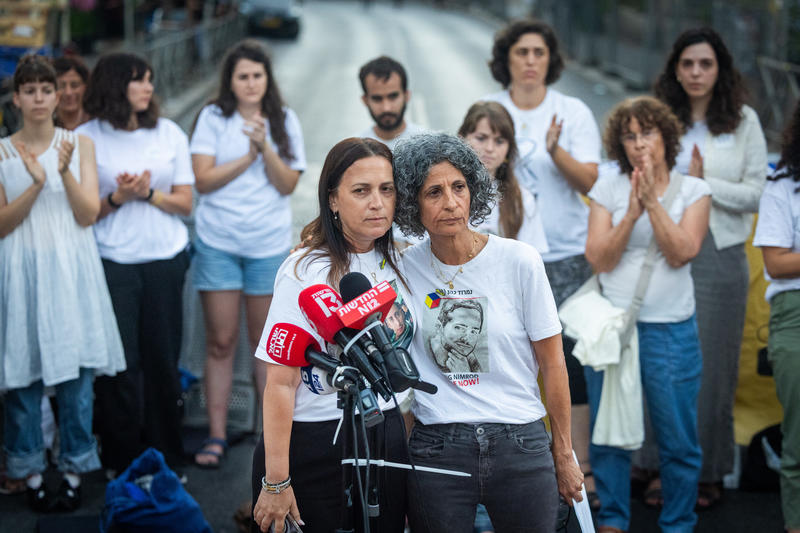 ויקי כהן (מימין) וענת אנגרסט בהכרזה על 'ימי ההכרעה' בהצהרה מחוץ לבית ראש הממשלה בירושלים, 27 באוגוסט 2025 (צילום: יונתן זינדל/פלאש90)