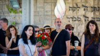משפחתו וחבריו של רמי הויברגר בהלווייתו בבית העלמין ירקון (צילום: טל גל/פלאש90)