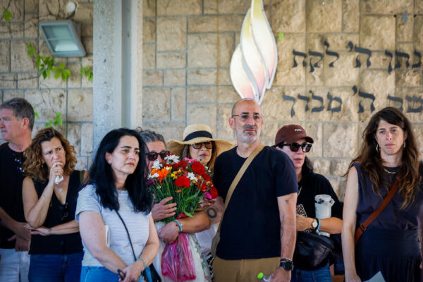 משפחתו וחבריו של רמי הויברגר בהלווייתו בבית העלמין ירקון (צילום: טל גל/פלאש90)