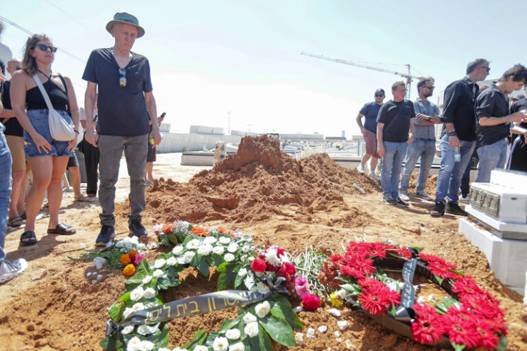 השחקן מוני מושונוב בהלווייתו של רמי הויברגר (צילום: טל גל/פלאש90)