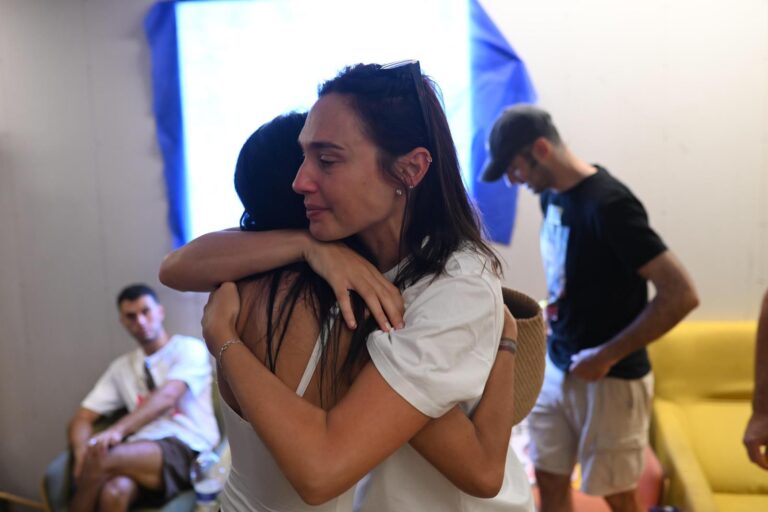 השחקנית גל גדות הגיעה לכיכר החטופים כדי להביע תמיכה במשפחות (צילום: מטה משפחות החטופים)