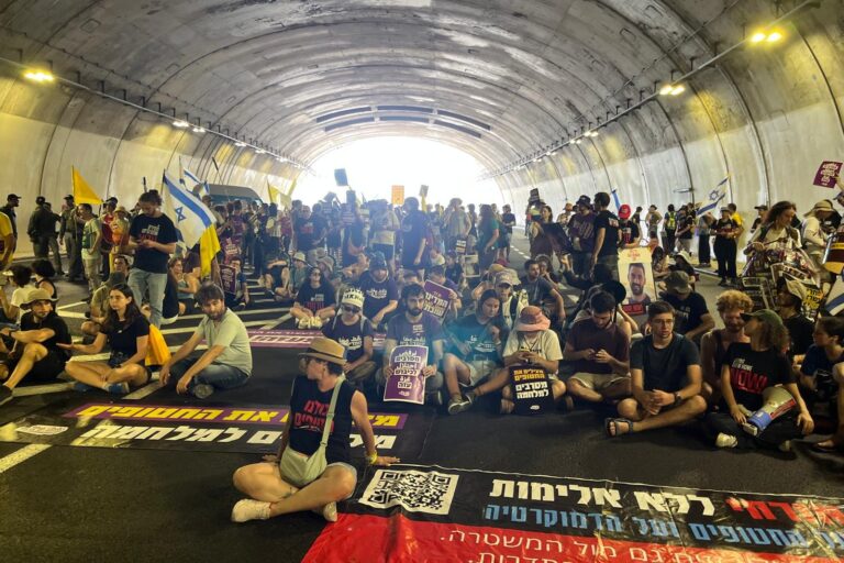 מפגינים חוסמים את כביש 16 בכניסה לירושלים (צילום: אורנה קופרמן)