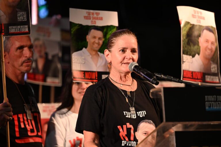 נירה שרעבי בעצרת בכיכר החטופים. "העם אומר בבירור את דברו. כל עיכוב נוסף מעמיק את השבר" (צילום: פאולינה פטימר)