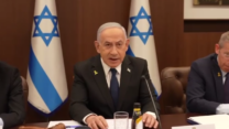 נתניהו יוצא נגד המחאה בפתיחת ישיבת הממשלה: "מקשיחים את עמדת החמאס ומרחיקים את שחרור חטופינו" (צילום מסך מסרטון: עומר מירון/לע״מ)