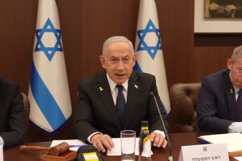 נתניהו יוצא נגד המחאה בפתיחת ישיבת הממשלה: "מקשיחים את עמדת החמאס ומרחיקים את שחרור חטופינו" (צילום מסך מסרטון: עומר מירון/לע״מ)