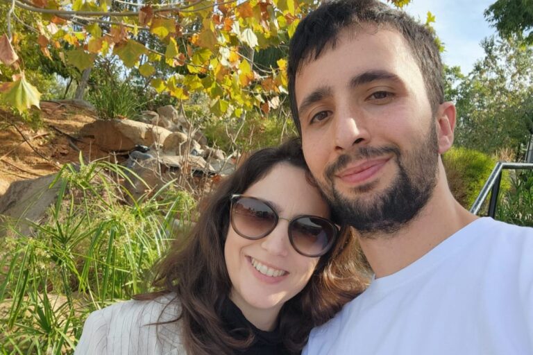 עדן חכמון עם בן זוגה עידן. "אמרנו לעצמנו שהצבא יודע מה הוא עושה, עכשיו הדברים השתנו" (צילום: אלבום פרטי)