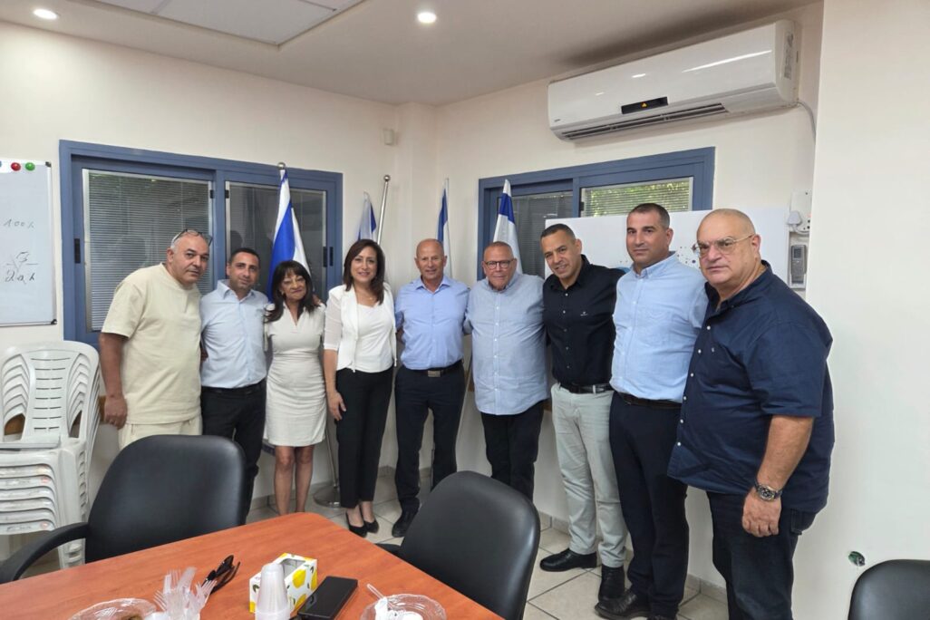 יו"ר ההסתדרות ארנון בר דוד (רביעי מימין) עם ראש עיריית עפולה רומן פרס וצוות מרחב העמקים בהסתדרות (צילום: דוברות ההסתדרות) יו"ר ההסתדרות ארנון בר דוד (רביעי מימין) עם ראש עיריית עפולה רומן פרס וצוות מרחב העמקים בהסתדרות (צילום: דוברות ההסתדרות)