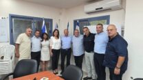 יו"ר ההסתדרות ארנון בר דוד (רביעי מימין) עם ראש עיריית עפולה רומן פרס וצוות מרחב העמקים בהסתדרות (צילום: דוברות ההסתדרות)