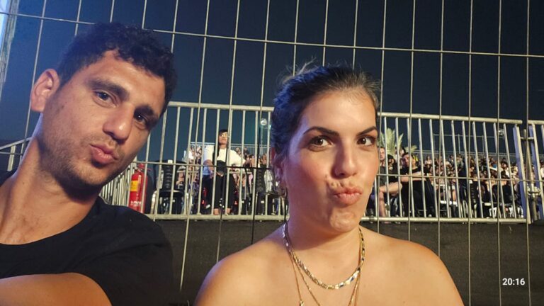 גלעד סמיפור עם אשתו אבישג. "אני לא מבין איך מצפים ממשפחה לחזור ליישוב ללא מסגרות" (צילום: אלבום פרטי)