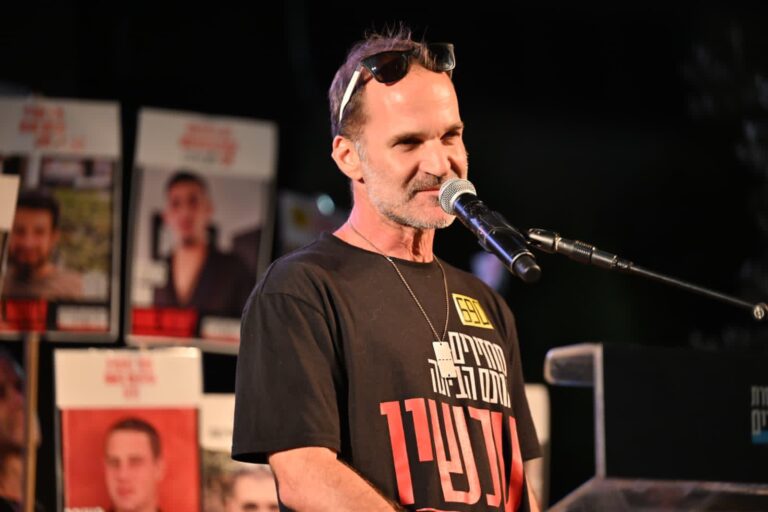 שניר דן בכיכר החטופים. אחייניתו, כרמל גת ז"ל, נרצחה בשבי החמאס (צילום: פאולינה פטימר)