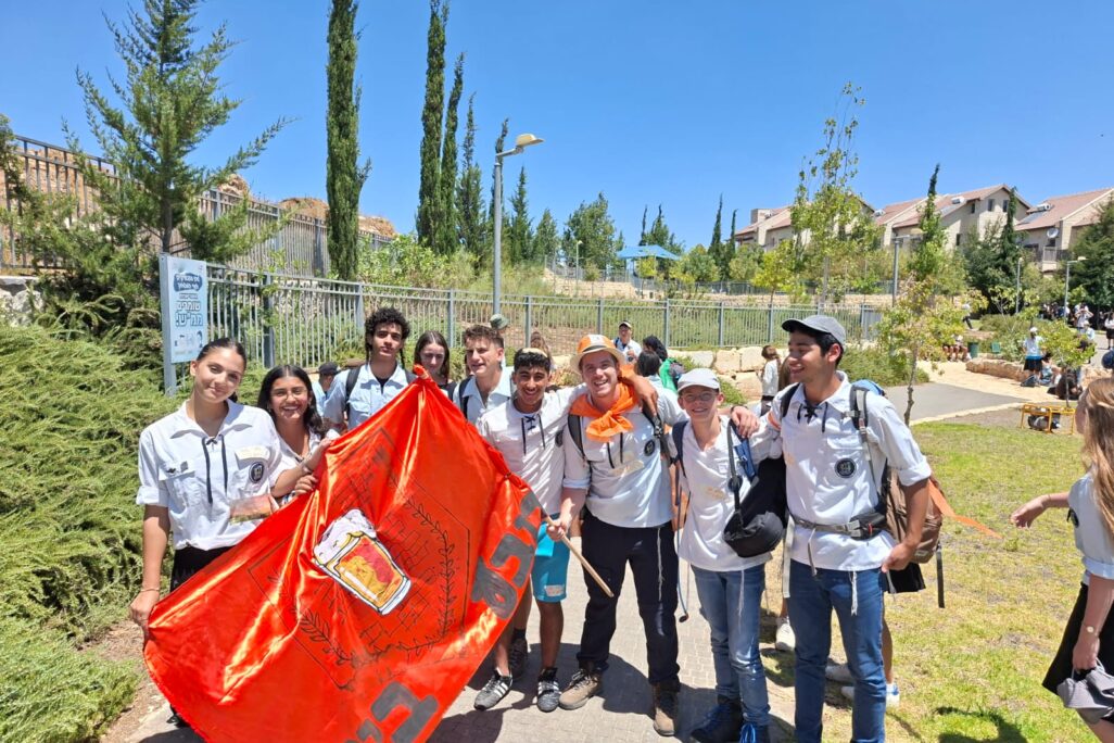 חניכים בדרך למחנה (צילום: בני עקיבא)