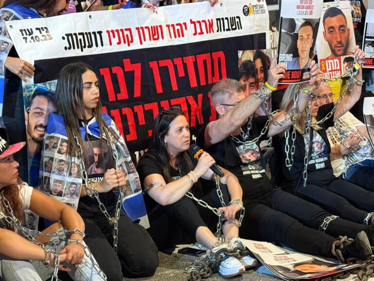 משפחות חטופים כבולות בשלשלאות מול ישיבת הקבינט בירושלים (צילום: ללא קרדיט)