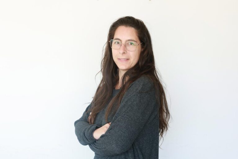 עורכת המחקר שירה ביבלש. "שיעור העוני בקרב אנשים מעל גיל 60 גבוה, וגם שיעור העובדים" (צילום: דנה קופל)
