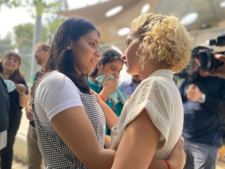 פושפה ג'ושי, אחותו של החטוף ביפין ג'ושי, עם עדי רדעי ממטה משפחות החטופים, בביקור בקיבוץ עלומים (צילום: יהל פרג')